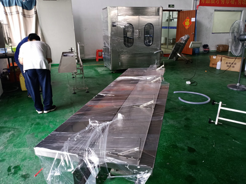 自動液體灌裝機與市場同步走，滿足快捷式出產(chǎn)